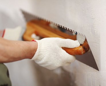 Как правильно шпаклевать стены под обои: последовательность работы