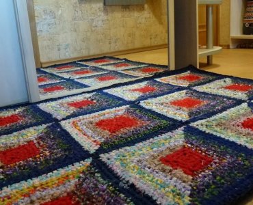 Как сделать коврик из старых вещей своими руками: пошаговая инструкция
