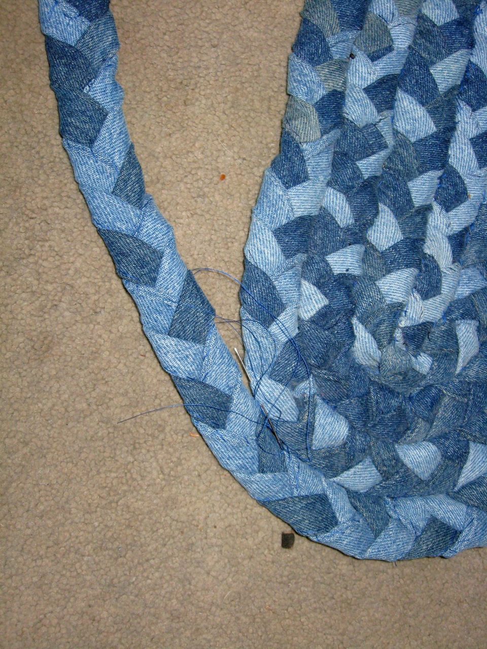 Плетеные коврики из косичек своими руками с использованием полотенец и футболок