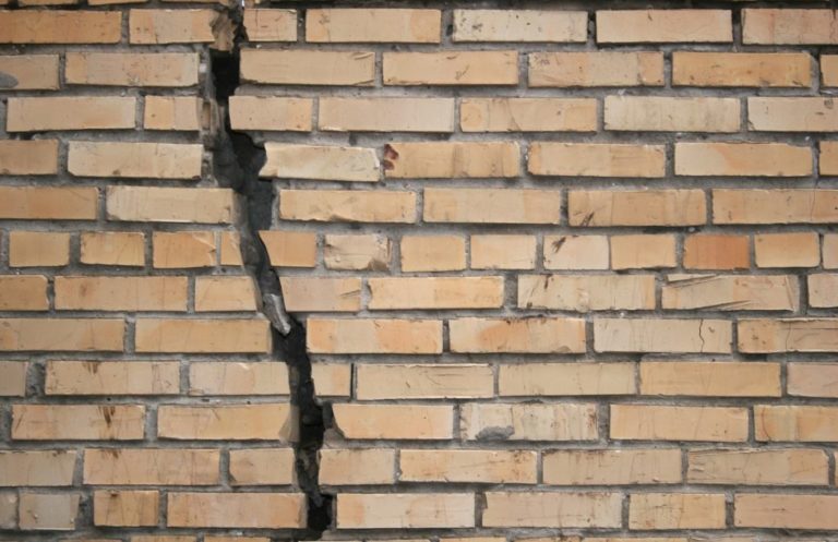 Как заделать трещину в стене: ремонт трещин в стенах из различных .